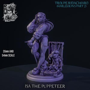 以下が含まれることがあります： 「Troupe Ridachiaro Harlequins Part 2」コレクションの「Isa the Puppeteer」と題された紫色の樹脂製ミニチュアフィギュア。長い髪で柄入りの衣装を着たキャラクターが杖を持ち、箱に入った小さな人形の横に立っている様子が描かれています。テキストには「35mm and 54mm scale」と記載されています。