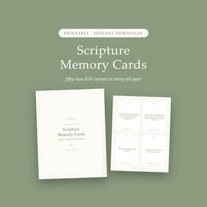 Può includere: Un set di schede di memoria delle scritture stampabili con cinquantadue versetti KJV. Il design include una copertina bianca con il testo Scripture Memory Cards e una seconda pagina che mostra quattro schede individuali su uno sfondo verde salvia.