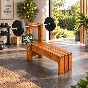 Può includere: Una panca per pesi in legno con un bilanciere appoggiato sul supporto integrato. La panca è costruita con assi di legno tinto marrone e presenta un'etichetta rotonda verde appesa al bilanciere che riporta il testo 40% OFF in bianco.
