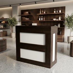 Puede incluir: Un mostrador de recepción rectangular con un marco de madera oscura, dos paneles blancos horizontales en la parte frontal y un panel blanco vertical en el lateral. La estructura tiene un diseño sólido y limpio con una superficie plana.