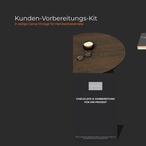 Könnte beinhalten: Eine digitale Dokumentenvorlage mit dem Titel Kunden-Vorbereitungs-Kit 3-seitige Canva Vorlage für Handwerksbetriebe. Sie zeigt einen dunklen Hintergrund, einen runden Holztisch mit einer Kerze und einer Brille sowie ein Dokument mit der Aufschrift CHECKLISTE & VORBEREITUNG FÜR IHR PROJEKT.
