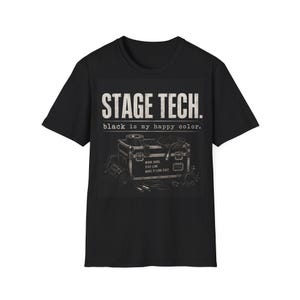Puede incluir: Una camiseta negra con el texto blanco STAGE TECH. y black is my happy color. Debajo del texto hay un gráfico de un flight case con cables y equipo, incluyendo el texto WORK HARD. STAY LOW. MAKE IT LOOK EASY. en la caja.