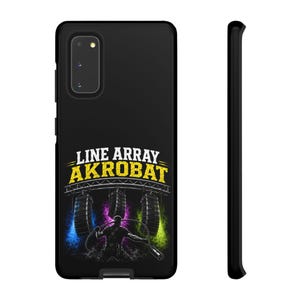 Könnte beinhalten: Eine schwarze Smartphone-Hülle mit einer Grafik einer Person, die ein Kabel unter drei hängenden Line-Array-Lautsprechern hält. Der Text LINE ARRAY AKROBAT ist in Weiß und Gelb über der Illustration gedruckt, die blaue, violette und grüne Lichteffekte enthält.