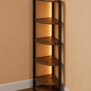 Op de afbeelding: Een hoekrek met vijf niveaus, voorzien van een zwart metalen frame en donkerbruine planken met een houtnerfpatroon. Het rek is ontworpen om in een hoek te passen en bevat geïntegreerde verticale ledverlichting langs de achterzijde.