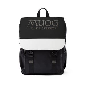 以下が含まれることがあります： 上部に白い水平バンドとメタリックグレーのフォントでMUOG IN DA STREETSの文字がプリントされたフラップが付いた黒いバックパック。バッグにはトップハンドル、2つの黒いサイドポケット、プラスチック製のバックルが付いた2本の黒いストラップが含まれています。