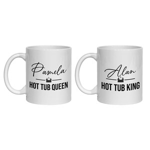 Könnte beinhalten: Ein Set aus drei Keramikbechern mit gesprenkelter, matter Oberfläche. Die Becher sind in Creme-, Hellgrau- und Dunkelgrautönen gehalten. Jeder Becher hat ein schlichtes, minimalistisches Design und einen abgerundeten Griff.