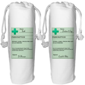 Könnte beinhalten: Zwei weiße Stoffbeutel mit grünen und weißen Etiketten, auf denen "Prescription" steht. Die Etiketten haben ein grünes Pluszeichen und einen Text, der lautet: "Name: Keith, Whisky 50 ml zweimal täglich oder nach Bedarf" und "Name: Charlene & Greg, Wodka 50 ml zweimal täglich oder nach Bedarf".