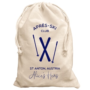 Puede incluir: Una bolsa de lona natural con cordón y un diseño azul marino. El diseño incluye las palabras "APRÈS-SKI CLUB" sobre una "X" estilizada formada por esquís cruzados. Debajo, se lee "ST ANTON, AUSTRIA" y "Alice's Hens" en una fuente cursiva.