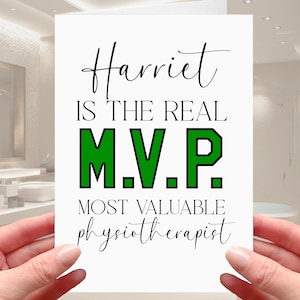 Könnte beinhalten: Eine weiße Grußkarte mit dem Text "Harriet IS THE REAL M.V.P. MOST VALUABLE physiotherapist" in Schwarz und Grün. Die Karte wird von zwei Händen vor einem Badezimmerhintergrund gehalten.