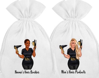 Pode incluir: Duas sacolas brancas de cordão com ilustrações de mulheres segurando ferramentas de penteado. A sacola à esquerda tem o texto "Naomi's Hair Brushes" e a sacola à direita tem o texto "Mia's Hair Products".