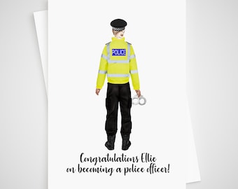 Op de afbeelding: Een felicitatiekaart met een cartoonillustratie van een politieagent die een gele veiligheidsvest en een zwarte broek draagt. De agent houdt handboeien vast. De tekst op de kaart luidt "Gefeliciteerd Ellie met je nieuwe baan als politieagent!"