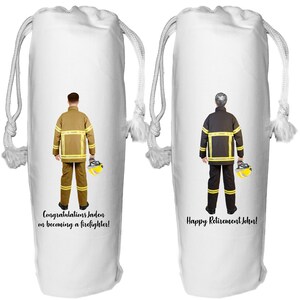 Könnte beinhalten: Zwei weiße Kordelbeutel mit Bildern von Feuerwehrleuten. Der Beutel links trägt den Text "Herzlichen Glückwunsch Jaden zum Feuerwehrmann!" Der Beutel rechts trägt den Text "Frohe Pensionierung John!"