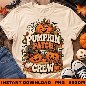 Puede incluir: Una camiseta color crema con un gráfico de tres calabazas de Halloween, un pequeño fantasma y hojas de otoño. El texto dice PUMPKIN PATCH CREW en una fuente estilizada. El diseño incluye pequeños murciélagos, enredaderas y un sombrero.