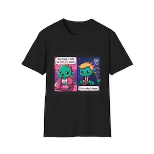 Peut inclure: Un t-shirt noir avec un graphique en deux panneaux. Le panneau de gauche montre un dinosaure vert aux cheveux roses disant, Stop trying to make the SAVE Act happen. Le panneau de droite montre un dinosaure vert aux cheveux blonds disant, It's not going to happen.