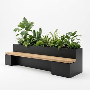 Puede incluir: Una jardinera rectangular de color negro mate con un banco integrado de madera clara. La jardinera está llena de una variedad de follaje verde, incluyendo plantas de hojas anchas, helechos y pequeñas suculentas, creando un denso arreglo.