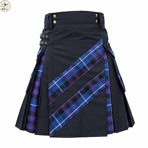 Peut inclure: Un kilt noir avec des panneaux diagonaux en tissu écossais bleu et violet. Le vêtement comprend une taille haute avec quatre clous métalliques, des poches cargo latérales et des sangles latérales réglables avec des boucles métalliques.