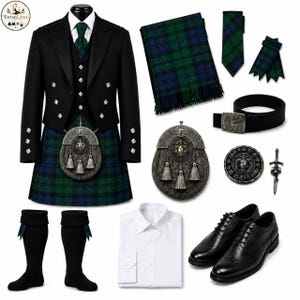 Peut inclure: Une tenue écossaise complète comprenant une veste et un gilet noirs, un kilt à motif tartan vert et bleu, une chemise blanche, des chaussures brogues en cuir noir, des chaussettes de kilt noires, un plaid, une cravate, une ceinture et un sporran.