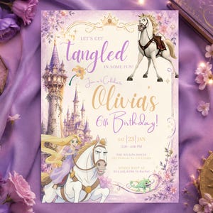 Puede incluir: Una tarjeta de invitación de cumpleaños rectangular con una torre de piedra alta, un personaje rubio montando un caballo blanco y un camaleón verde. El texto dice: Let's get tangled in some fun! Join us to celebrate Olivia's 6th Birthday!