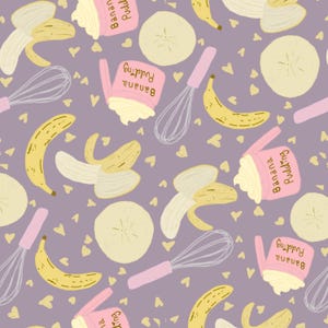 Könnte beinhalten: Ein sich wiederholendes Muster auf staubviolettem Hintergrund mit gelben Bananen, Bananenscheiben, rosa Schneebesen und rosa Bechern mit Sahne, die mit dem braunen Schriftzug Banana Pudding versehen sind, durchsetzt mit kleinen gelben Herzen.