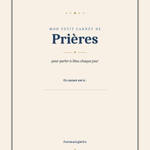 Peut inclure: Une couverture de carnet de prières couleur crème avec une bordure bleu foncé. Le texte indique : MON PETIT CARNET DE Prières, pour parler à Dieu chaque jour, Ce carnet est à :, et FatimaLightCo. Il comporte de petites étoiles et cœurs dorés.