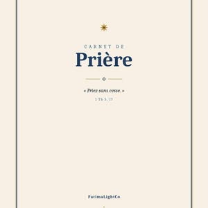 Peut inclure: Une couverture de carnet de prière couleur crème avec une bordure bleu foncé et le texte "CARNET DE Prière" en bleu foncé. En dessous, une icône d'étoile dorée, un petit losange et la citation "Priez sans cesse." avec "1 Th 5, 17" et "FatimaLightCo".