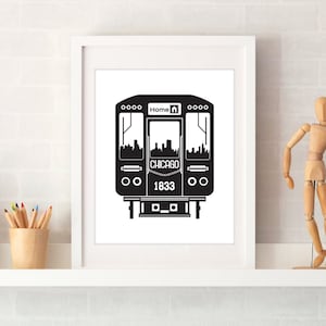 Op de afbeelding: Zwart-witte illustratie van een treinwagon met de woorden "Home" en "Chicago 1833" erop. De treinwagon heeft een stadsbeeld in de ramen.