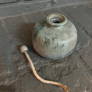 Jarrón de cerámica vintage Tostoe con tapón, jarrón pequeño hecho a mano y firmado por Charles Tostoe, estilo moderno de mediados de siglo, Fat Beagle Pottery, Carolina del Norte.