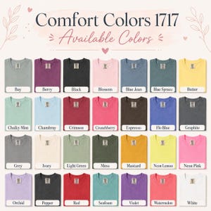 以下が含まれることがあります： Comfort Colors 1717 Tシャツのカラーチャート。Bay、Berry、Black、Blossom、Blue Jean、Blue Spruce、Butter、Chalky Mint、Chambray、Crimson、Crunchberry、Espresso、Flo Blue、Graphite、Grey、Ivory、Light Green、Moss、Mustard、Neon Lemon、Neon Pink、Orchid、Pepper、Red、Seafoam、Violet、Watermelon、Whiteの28色の折り畳まれたTシャツが表示されています。