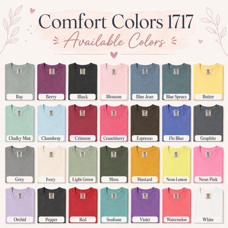 以下が含まれることがあります： Comfort Colors 1717 Tシャツのカラーチャート。Bay、Berry、Black、Blossom、Blue Jean、Blue Spruce、Butter、Chalky Mint、Chambray、Crimson、Crunchberry、Espresso、Flo Blue、Graphite、Grey、Ivory、Light Green、Moss、Mustard、Neon Lemon、Neon Pink、Orchid、Pepper、Red、Seafoam、Violet、Watermelon、Whiteの28色の折り畳まれたTシャツが表示されています。