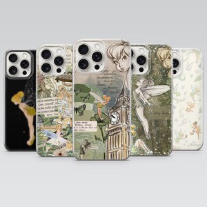 Peut inclure: Cinq coques de téléphone illustrées avec la Fée Clochette. Les designs incluent une coque noire avec une silhouette, un collage avec du texte, une coque centrale avec Big Ben, une coque vert foncé avec une fée et une coque crème à motifs.