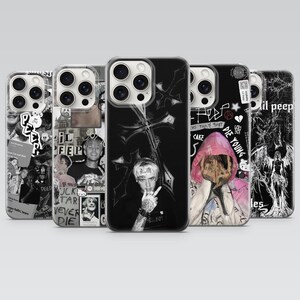 Peut inclure: Cinq coques de smartphone présentant divers motifs graphiques en noir et blanc, incluant des portraits de Lil Peep, des croix gothiques, du texte et une silhouette à capuche rose. Chaque coque possède une découpe pour l'appareil photo.
