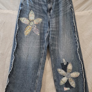Calça jeans patchwork reciclada American Eagle, cintura alta, pernas largas e estilo baggy, com apliques e bordados, peça única, boho art vestível, 38x31,5