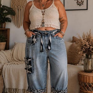 Jean boyfriend patchwork upcyclé, ample, grande taille 44x29, appliqué, brodé, simple, noir et blanc, pièce unique, style bohème, art à porter, avec ceinture