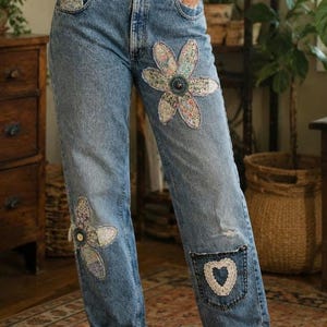 Calça jeans vintage American Eagle 34x34 com patchwork reciclado, apliques e bordados, peça única estilo boyfriend, boho art vestível.