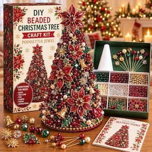 Puede incluir: Un kit de manualidades para un árbol de Navidad con cuentas que incluye una caja con la etiqueta DIY BEADED CHRISTMAS TREE CRAFT KIT POINSETTIA JEWEL, un árbol cónico ensamblado decorado con flores de pascua rojas, campanas doradas y cuentas.