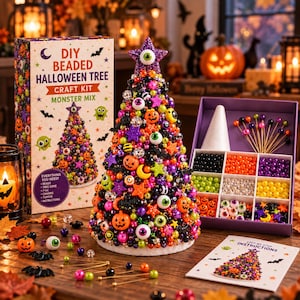 Puede incluir: Un kit de manualidades para crear un árbol de Halloween con cuentas, que incluye una caja con el texto DIY BEADED HALLOWEEN TREE MONSTER MIX, un árbol cónico decorado con cuentas, ojos y calabazas, una caja organizadora y las instrucciones.