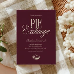 Może przedstawiać: Prostokątne zaproszenie w kolorze ciemnego burgunda z kremowym tekstem: You're invited to a PIE Exchange, Thursday, November 12, 3:00 pm | Mia's House, 1234 Harvest Circle, City, Bring yourself and your favorite pie!, RSVP by Nov 2nd | 123.456.7890, oraz mała ilustracja ciasta.