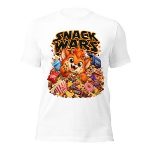 Könnte beinhalten: Ein weißes T-Shirt mit einer bunten Grafik einer Cartoon-Kreatur, umgeben von verschiedenen Snacks wie Popcorn, Pizza, Keksen und Chips. Der Text SNACK WARS ist in einer fetten, stilisierten Schrift über der Kreatur aufgedruckt.