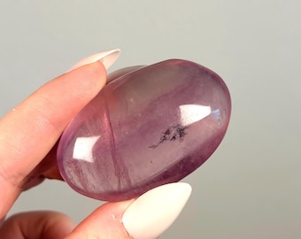 Pedra de fluorita magenta roxa para a palma da mão | Cristais, pedras preciosas, chakra, reiki, manifestação, presente, calmante