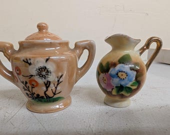 Conjunto de chá infantil em miniatura vintage, cremeira e açucareiro, em cerâmica lustrosa pintada à mão, Japão.