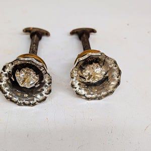 2 antika 12-punkts räfflade dörrknoppar i kristallmässing med gängade spindlar 1900-1930