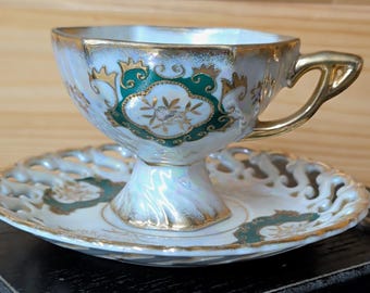 Service à thé vintage Royal Sealy sur pied en faïence lustrée, motif floral blanc, vert et or. Motif floral blanc, vert et or.