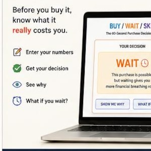 Può includere: Uno schermo di computer portatile che mostra uno strumento di decisione finanziaria con il testo CAN I AFFORD THIS? e BUY / WAIT / SKIP. L'interfaccia mostra una decisione WAIT con un'icona a forma di orologio, insieme a un elenco di passaggi tra cui Enter your numbers, Get your decision, See why e What if you wait? Il testo in basso recita Make smarter spending decisions in 60 seconds.
