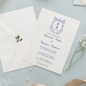Partecipazioni nozze con bellissima decorazione vintage in blue, partecipazioni di matrimonio eleganti con stemma monogramma da stampare