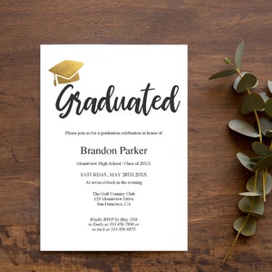 Invito festa di Laurea , elegante e moderno, con cappello in oro ed elegante scritta in corsivo PDF modificabile