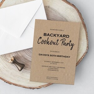 Invito festa in giardino semplice ed elegante con sfondo in carta kraft, con testo editabile da stampare, download immediato PDF