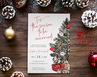 Könnte beinhalten: Eine weiße Einladungskarte mit rotem und grünem Text, der "Tis the season to be married!" lautet. Die Karte zeigt eine Aquarell-Illustration eines Weihnachtsbaums mit Ornamenten und Geschenken. Der Text enthält auch das Datum und die Uhrzeit der Veranstaltung, "Dec 14 | 6 pm", und den Ort, "THE MILLERS HOUSE 123, Main Road | Philadelphia, PA".