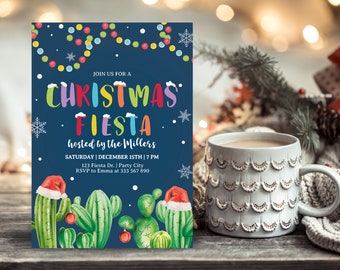 Può includere: Un invito blu con un tema natalizio Fiesta. Il testo recita "Join us for a Christmas Fiesta hosted by the Millers, Saturday | December 15th | 7 PM, 123 Fiesta Dr. | Party City, RSVP to Emma at 333 567 890". La carta presenta luci colorate, fiocchi di neve e cactus con cappelli di Babbo Natale.