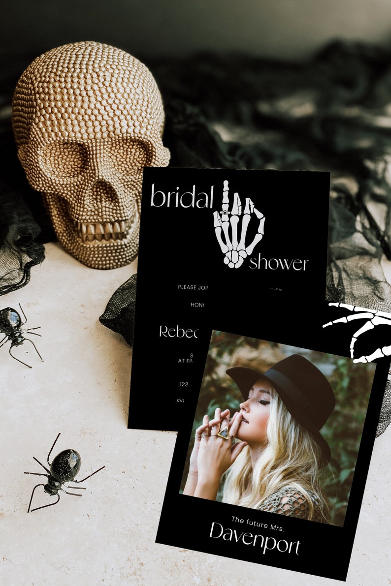 K&ouml;nnte beinhalten: Schwarz-wei&szlig;e Einladung zur Brautparty mit einer Skeletthand, die einen Ring h&auml;lt. Die Einladung lautet "bridal shower" und enth&auml;lt den Namen der Braut, Rebecca, sowie Datum und Uhrzeit der Veranstaltung. Die Einladung ist mit einem Sch&auml;del und Spinnweben verziert.