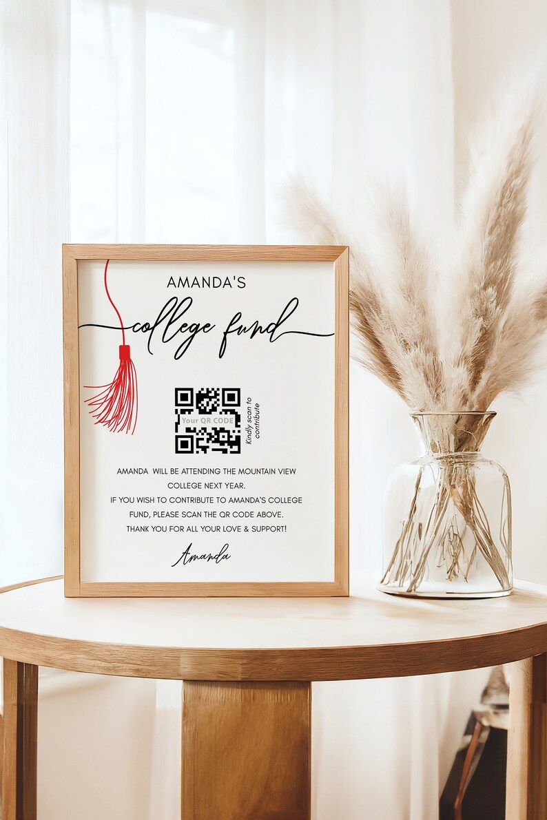 Op de afbeelding: Een ingelijst bord met de tekst "Amanda's college fund" en een QR-code. Het bord bevat ook de tekst "Kindly scan to contribute".